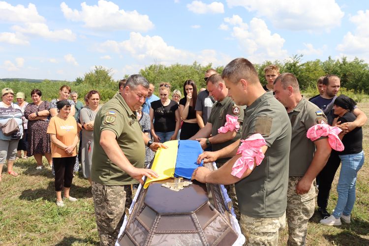 попрощалися з воїном