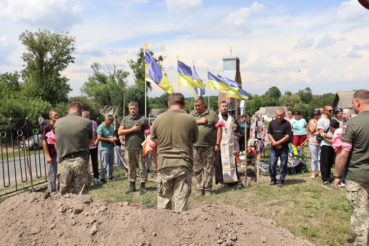 попрощалися з воїном