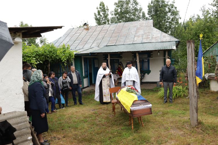 попрощалися з воїном