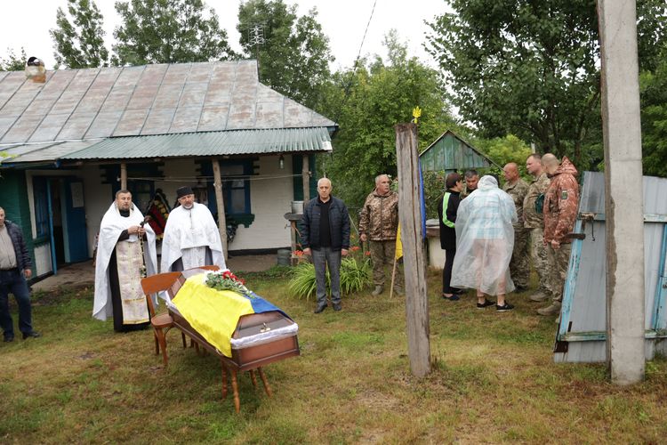 попрощалися з воїном