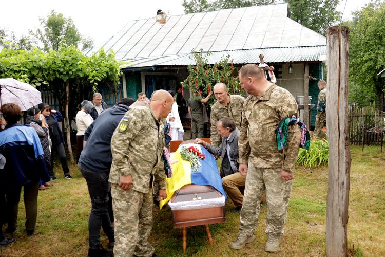 попрощалися з воїном