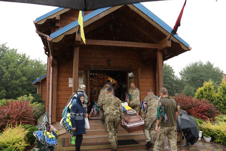 попрощалися з воїном