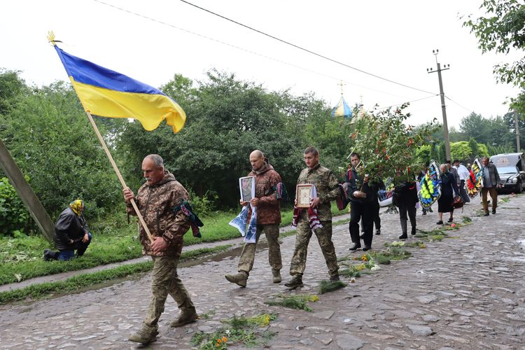 попрощалися з воїном