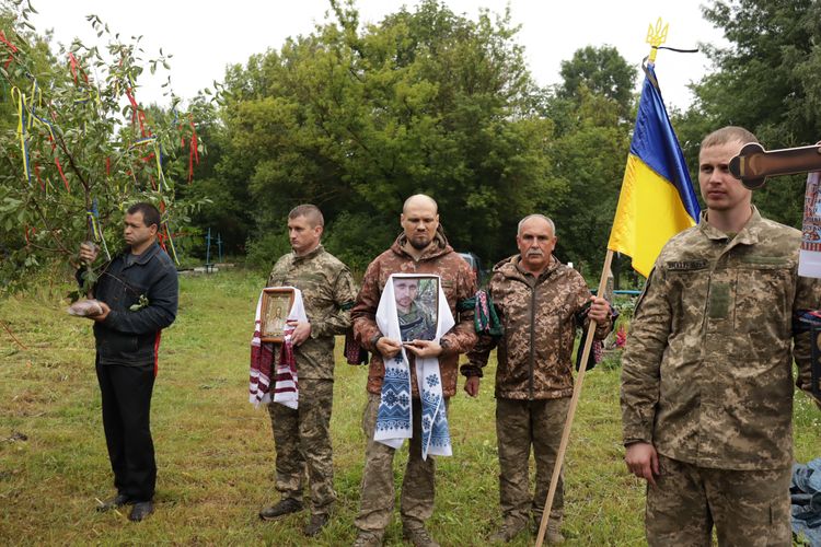 попрощалися з воїном