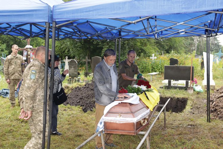 попрощалися з воїном