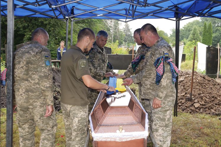 попрощалися з воїном