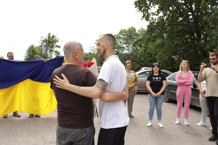 повернувся з полону