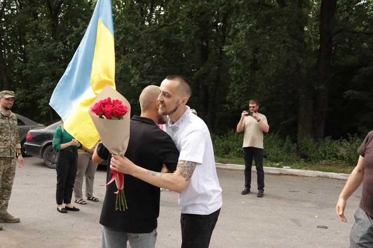 повернувся з полону