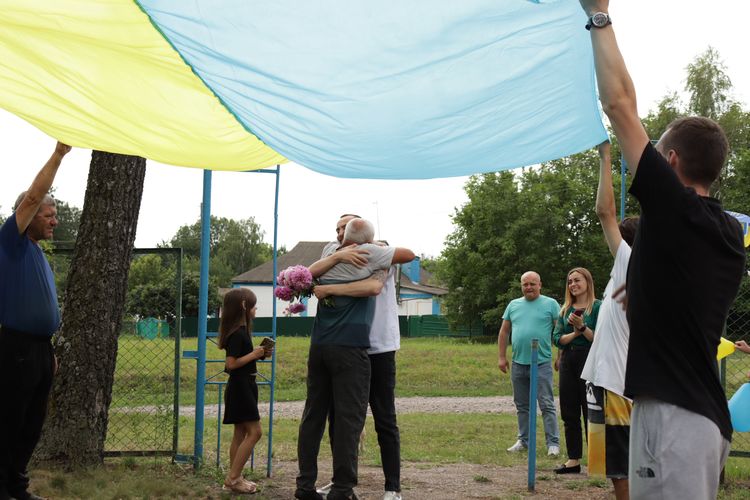 повернувся з полону