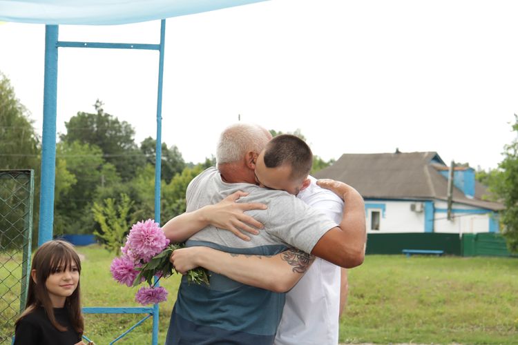 повернувся з полону