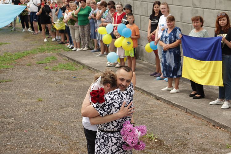 повернувся з полону