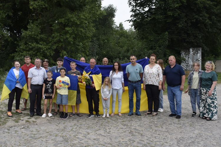 зустріли звільненого з полону