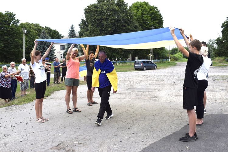 зустріли звільненого з полону