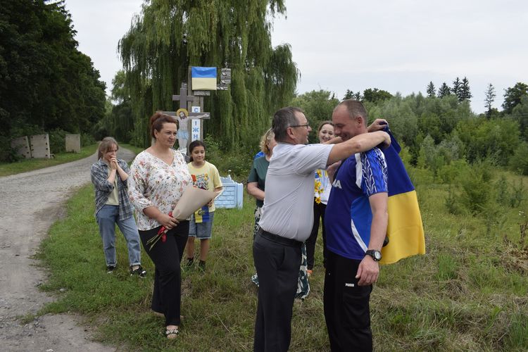 зустріли звільненого з полону