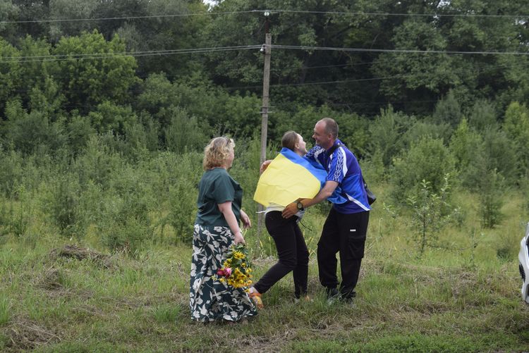 зустріли звільненого з полону