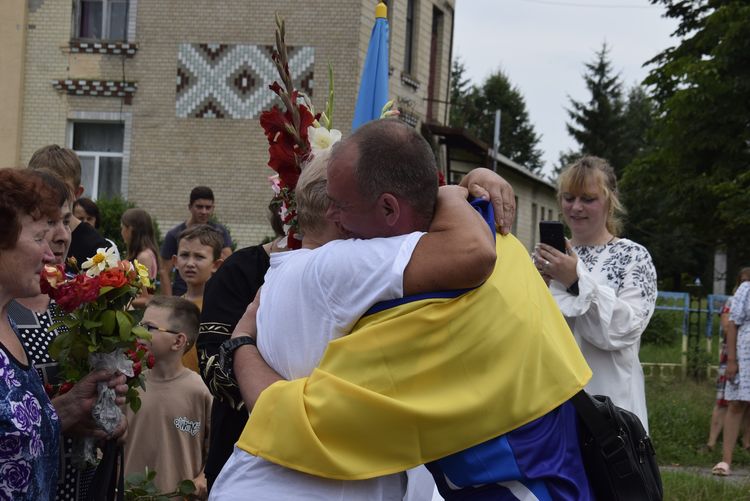 зустріли звільненого з полону