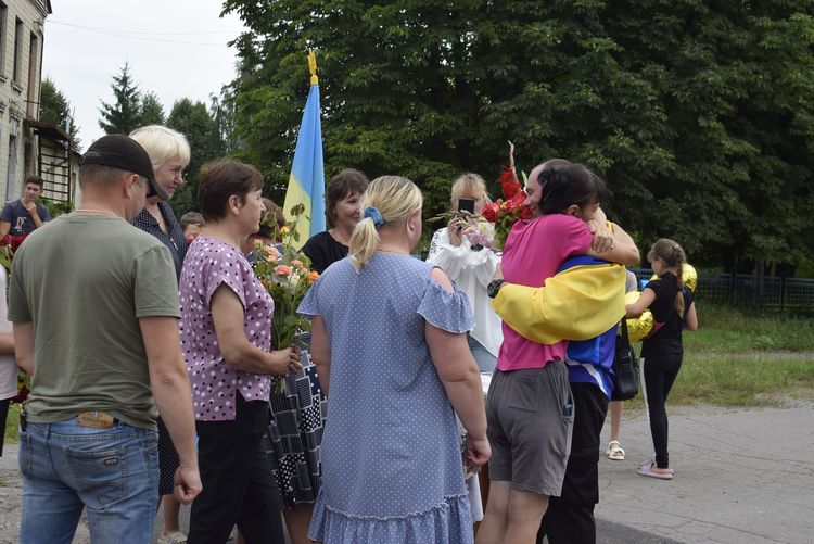 зустріли звільненого з полону