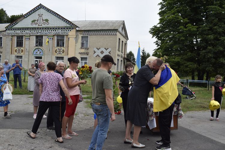 зустріли звільненого з полону