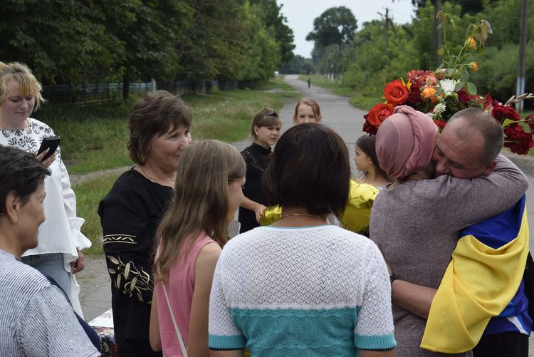 зустріли звільненого з полону