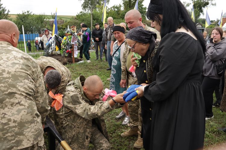 попрощалися з воїном