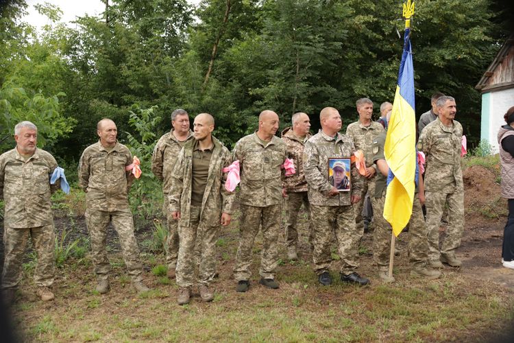 попрощалися з воїном