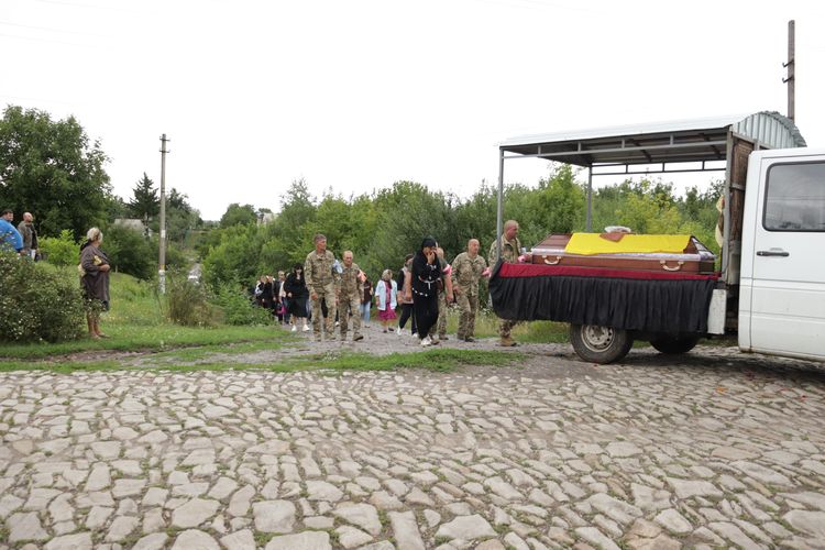 попрощалися з воїном