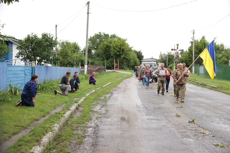 попрощалися з воїном