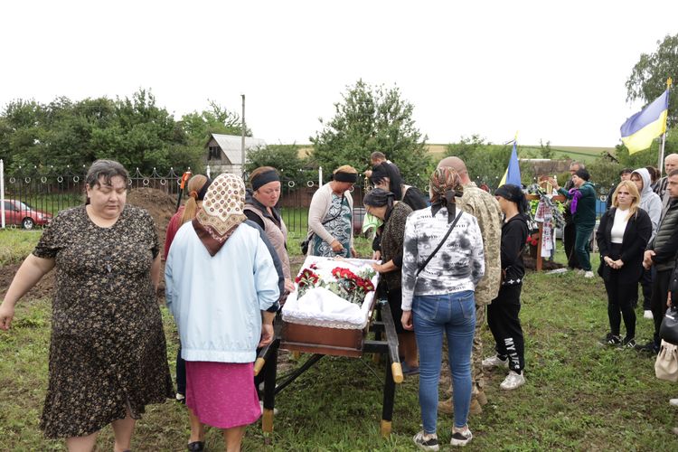 попрощалися з воїном