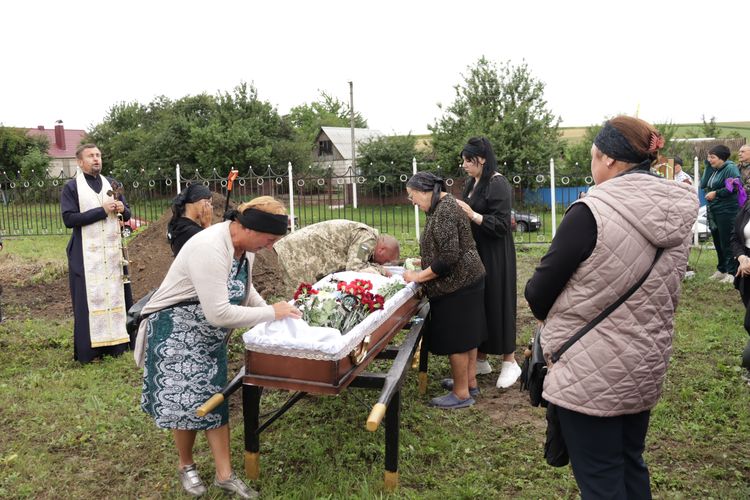 попрощалися з воїном