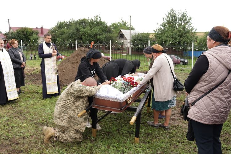 попрощалися з воїном