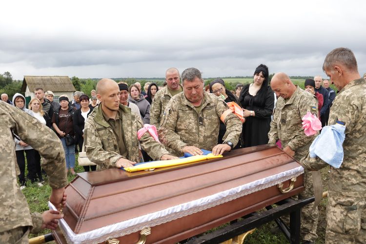 попрощалися з воїном