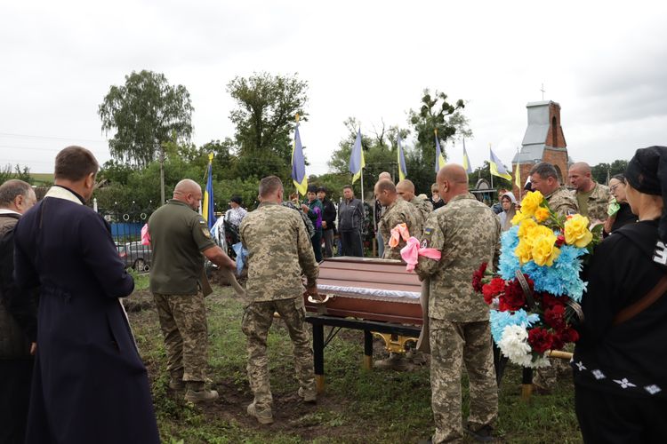 попрощалися з воїном