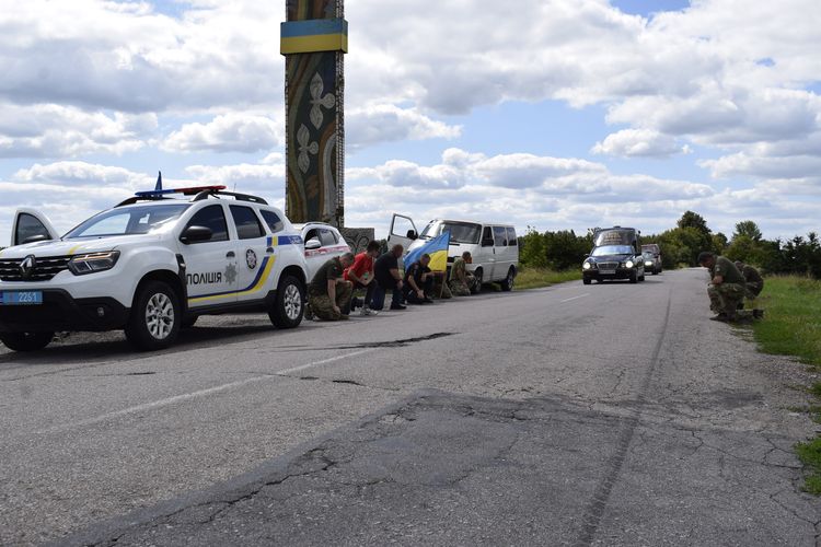 Вулиця стелить квіткові доріжки