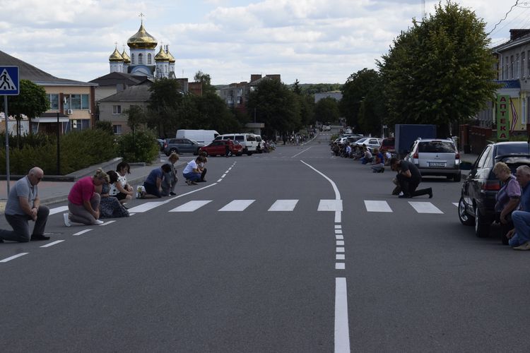Вулиця стелить квіткові доріжки