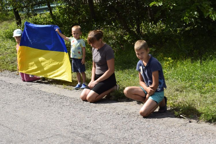 Вулиця стелить квіткові доріжки