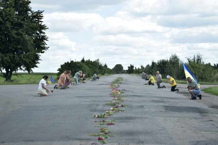 Вулиця стелить квіткові доріжки