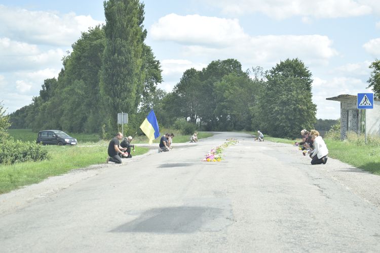 Вулиця стелить квіткові доріжки