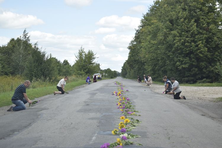 Вулиця стелить квіткові доріжки