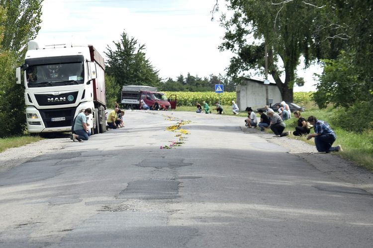 Вулиця стелить квіткові доріжки