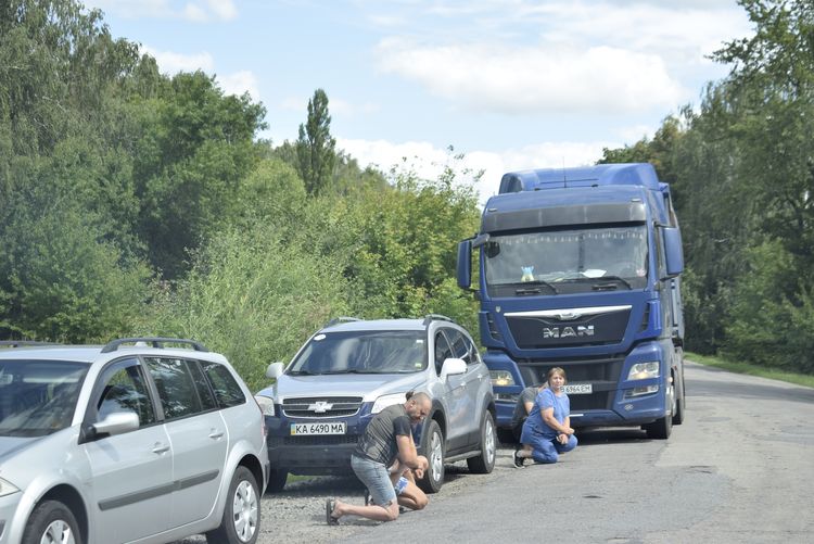 Вулиця стелить квіткові доріжки