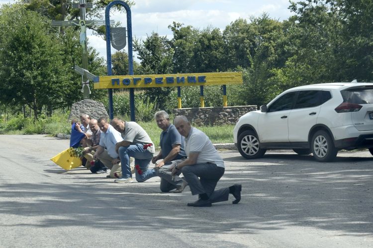 Вулиця стелить квіткові доріжки