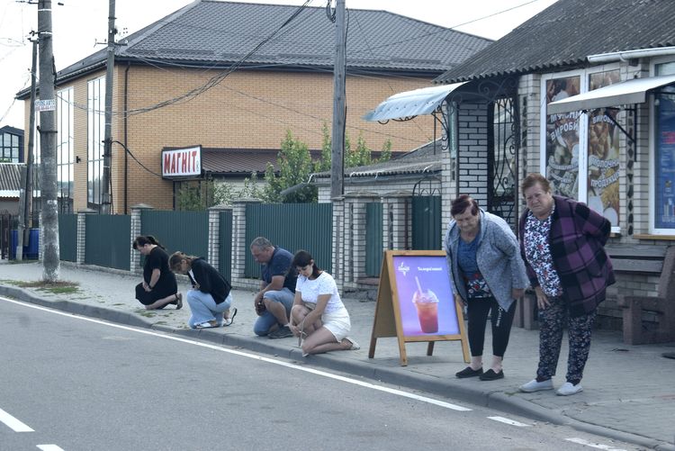 Вулиця стелить квіткові доріжки