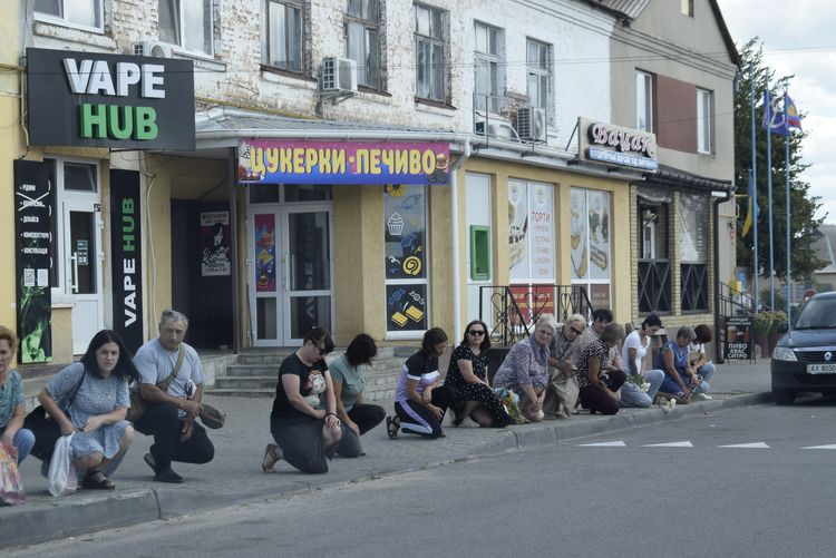 Вулиця стелить квіткові доріжки