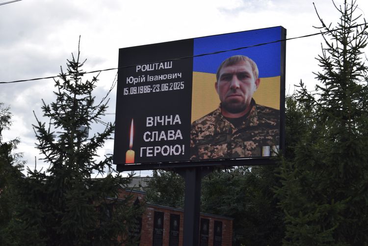 Вулиця стелить квіткові доріжки