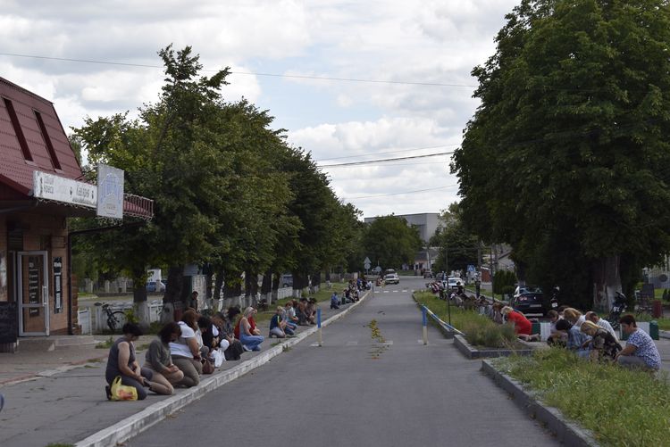 Вулиця стелить квіткові доріжки