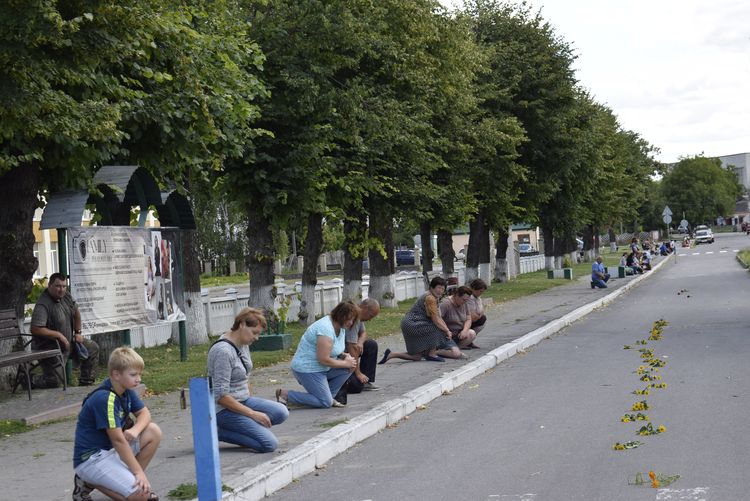 Вулиця стелить квіткові доріжки