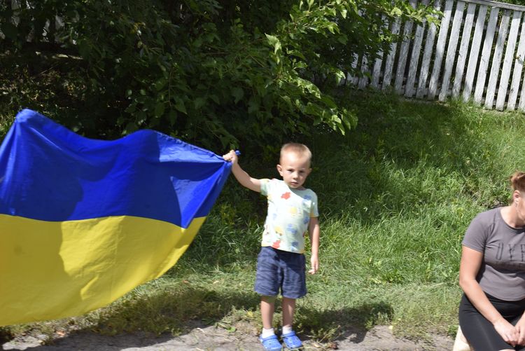 Вулиця стелить квіткові доріжки