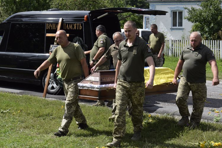 Вулиця стелить квіткові доріжки