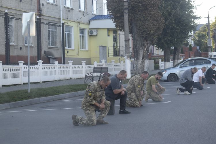 Зі сльозами на очах