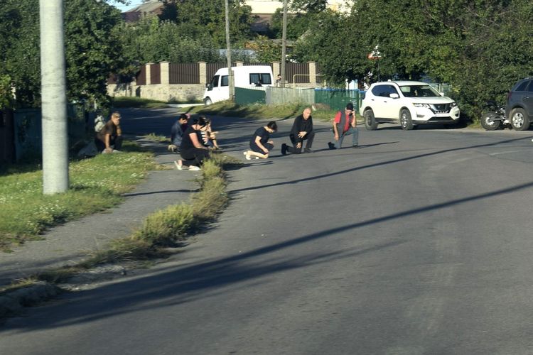 Зі сльозами на очах